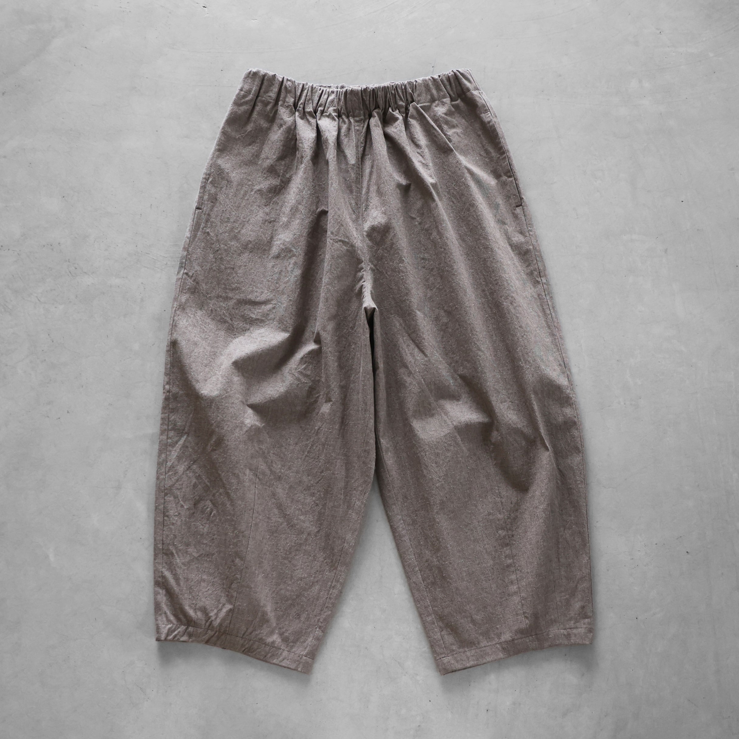 HUIS. 綿麻バフクロスバルーンパンツ（グレー）506 綿麻バフクロスバルーンパンツ【ユニセックス】506 – HUIS onlinestore