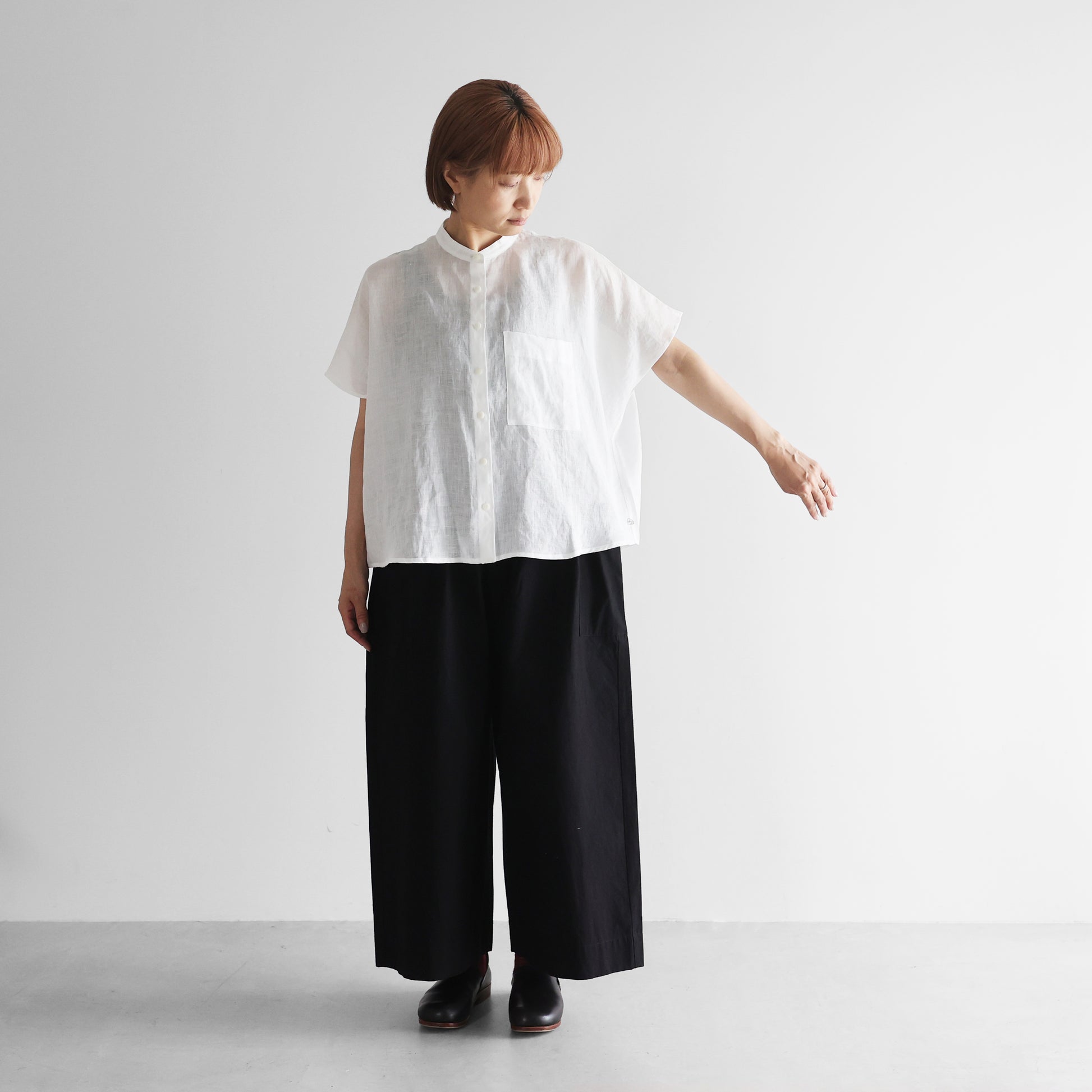 シャトルリネンライトバンドカラー半袖ワイドブラウス 【レディス 】U110