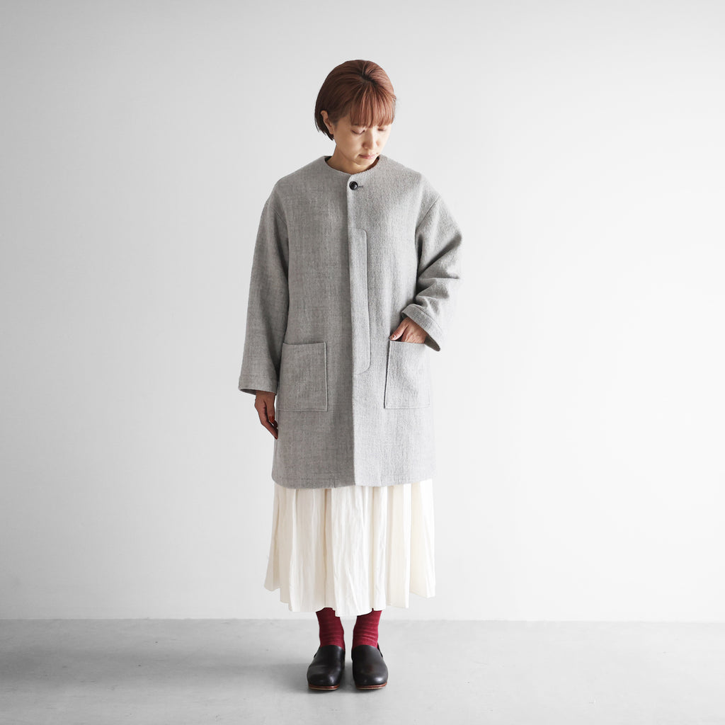 “HUIS×尾州”縮絨リファインウールノーカラーミドルコート【ユニセックス】324